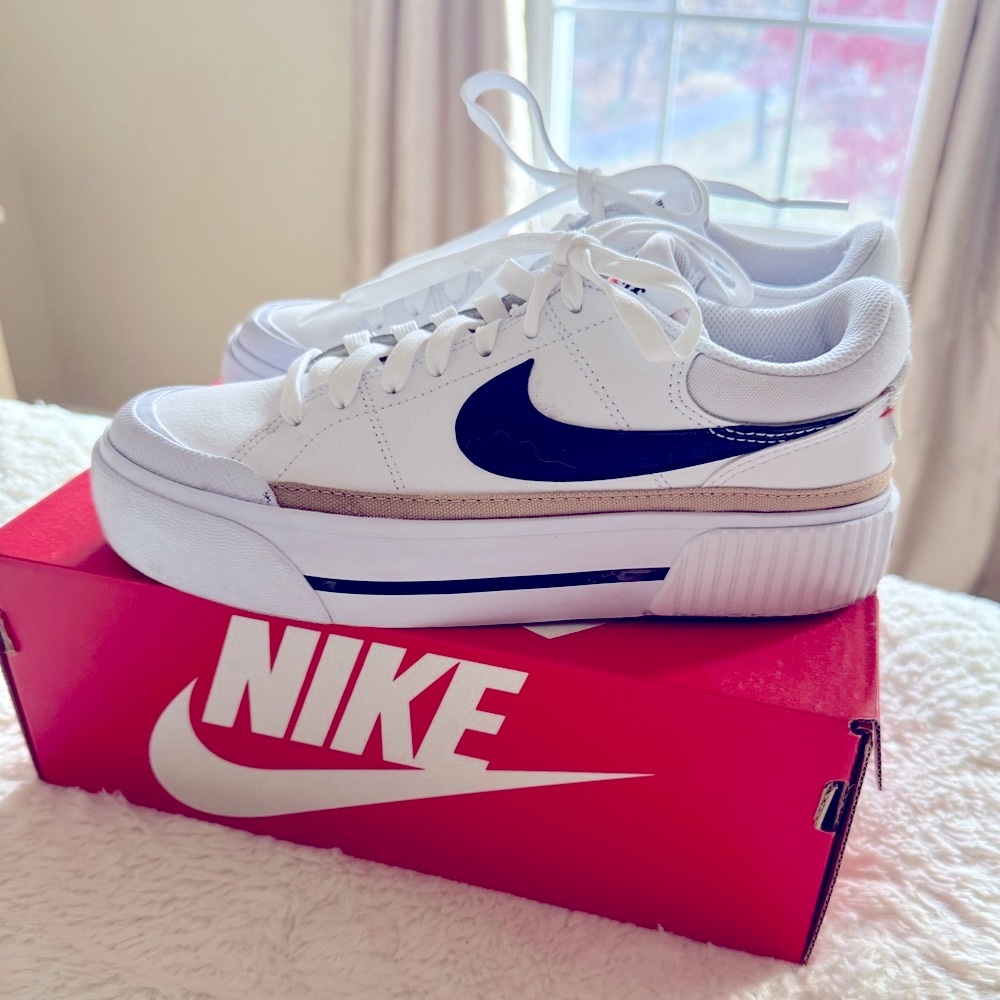 Nike women’s court legacy lift size 7 used once